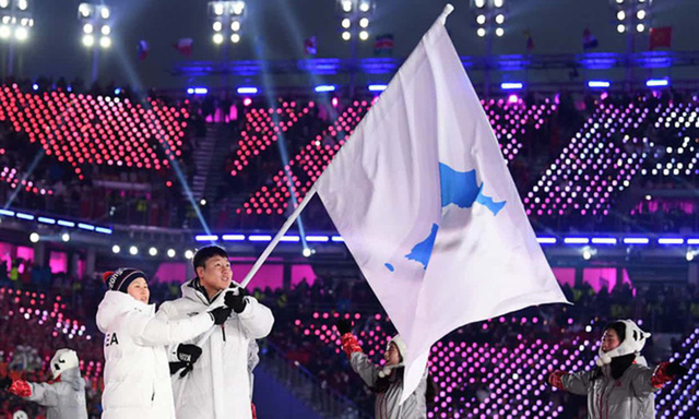  Các vận động viên Triều Tiên và Hàn Quốc cùng diễu hành chung dưới lá cờ thống nhất - Ảnh: GETTY IMAGES