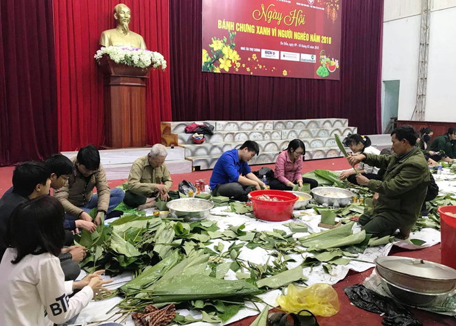  Người dân thị xã Ba Đồn tham gia ngày hội bánh chưng xanh vì người nghèo