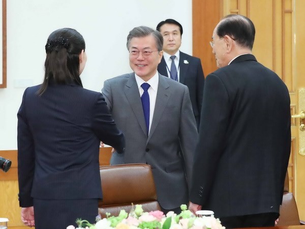 Tổng thống Hàn Quốc Moon Jae-in (giữa) và bà Kim Yo-jong (trái) trong cuộc gặp ở Seoul. (Nguồn: YONHAP/TTXVN)