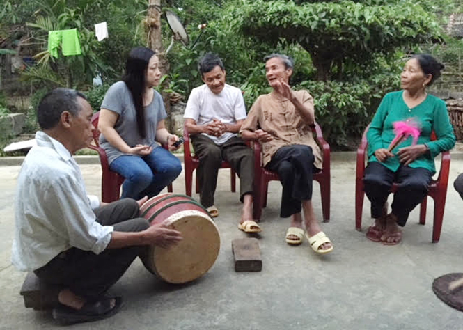  Nhạc sĩ Dương Bích Hà với các nghệ nhân hát nhà trò ở thôn 5, Kim Bảng.