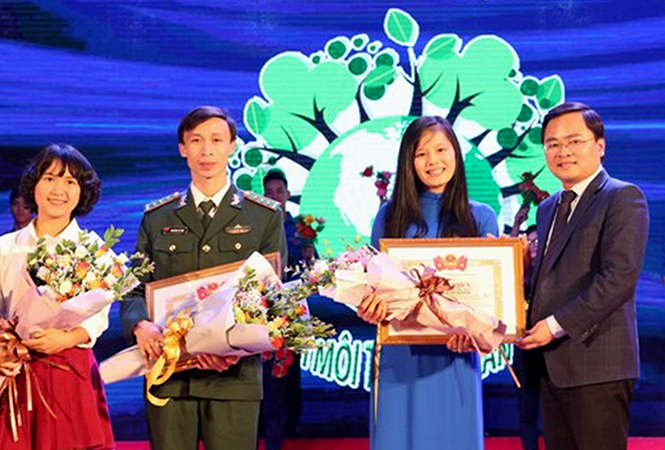  Đồng chí Nguyễn Anh Tuấn, Bí thư Trung ương Đoàn trao giải nhất cho cô giáo Nguyễn Thị Nga.
