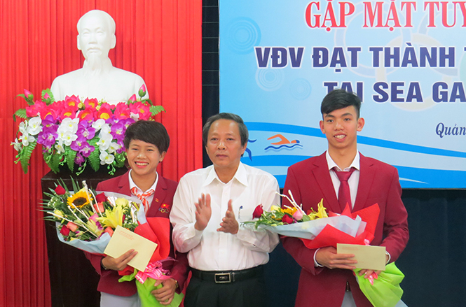  Đồng chí Bí thư Tỉnh ủy Hoàng Đăng Quang tặng hoa và quà chúc mừng 2 VĐV  Nguyễn Huy Hoàng và Hoàng Thị Ngọc khi họ vừa giành HCV từ SEA Games 29 trở về.