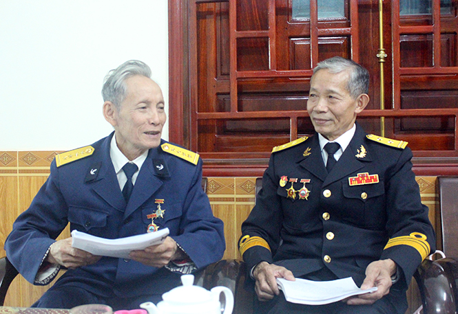Cựu chiến binh Phan Xuân Dạch (bên phải) và Phan Quang Vịnh.