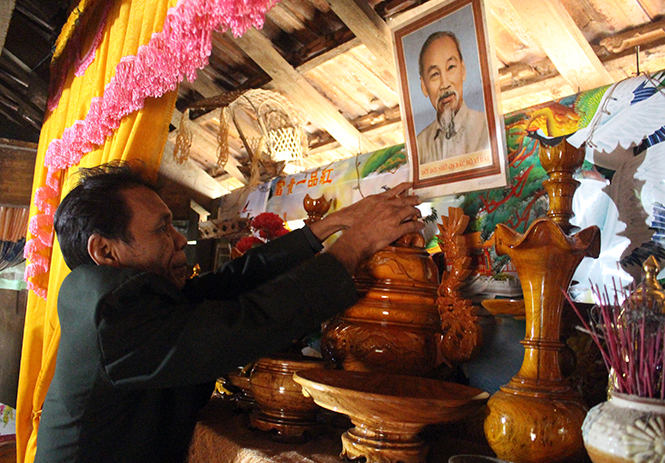 Mỗi khi “Tết đến, xuân về”, ông Hồ Văn Ba lại soạn sửa bàn thờ Bác Hồ để chuẩn bị cho đại gia đình báo công dâng Bác.