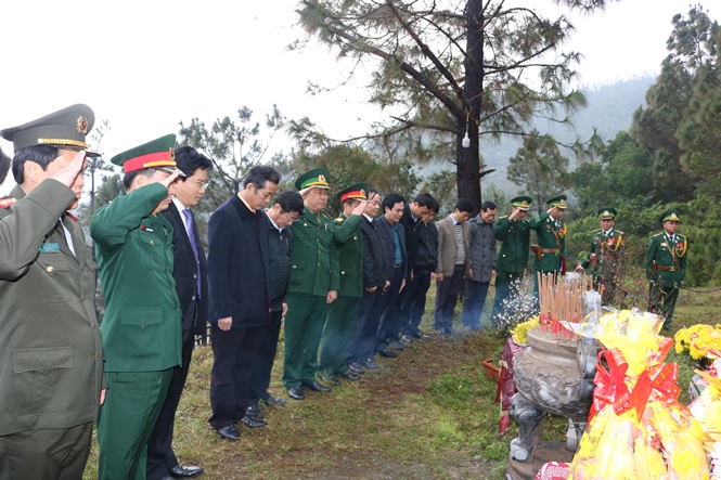 Các đồng chí lãnh đạo tỉnh đặt vòng hoa và dâng hương viếng mộ Đại tướng Võ Nguyên Giáp