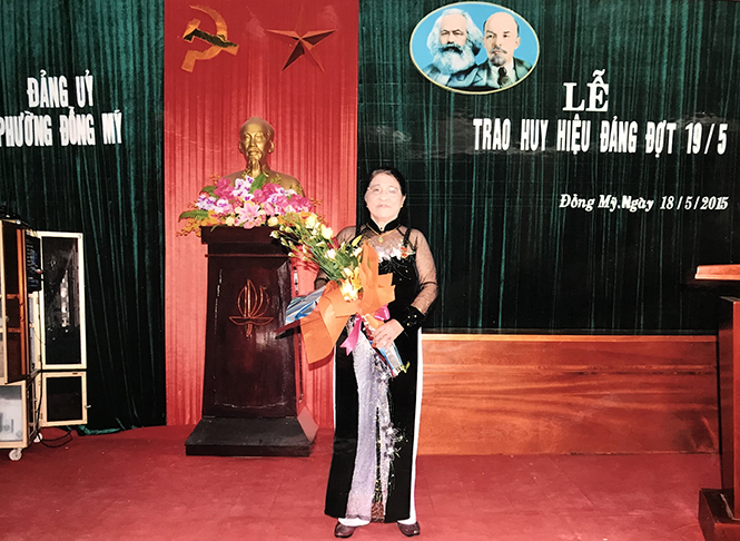  Bà Võ Thị Phiến vinh dự được nhận Huy hiệu 50 năm tuổi Đảng.