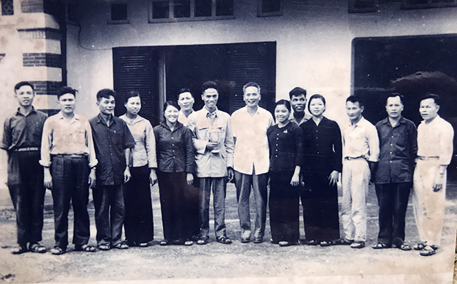 Bức ảnh lưu niệm của đoàn cán bộ tỉnh đi tham quan, học tập kinh nghiệm các HTX miền Bắc vào năm 1966 (trong ảnh, bà Võ Thị Phiến đứng thứ năm từ trái qua).