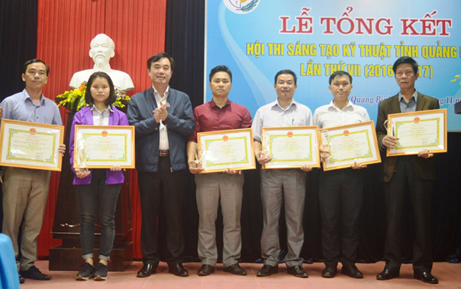  Em Nguyễn Thị Khánh Chi (thứ 2 từ trái qua) nhận giải ba tại hội thi sáng tạo khoa học kỹ thuật tỉnh Quảng Bình lần thứ XVI.