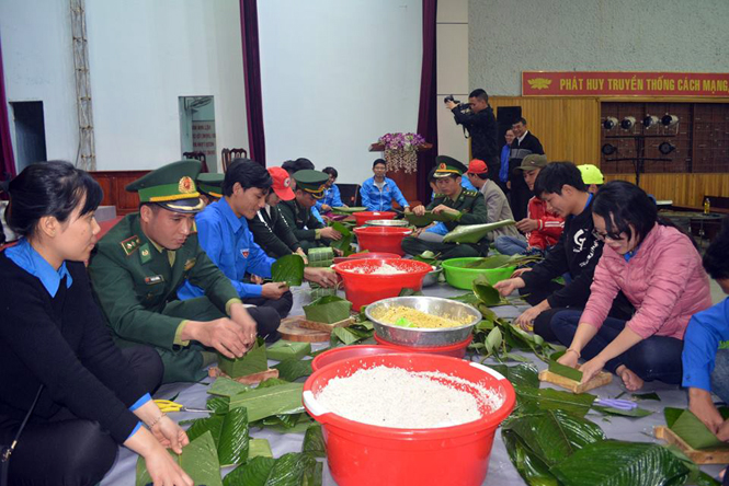 Đông đảo cán bộ, đoàn viên, nhân dân và Bộ đội biên phòng Đồn Cảng Gianh tham gia gói bánh chưng trao yêu thương cho người nghèo.