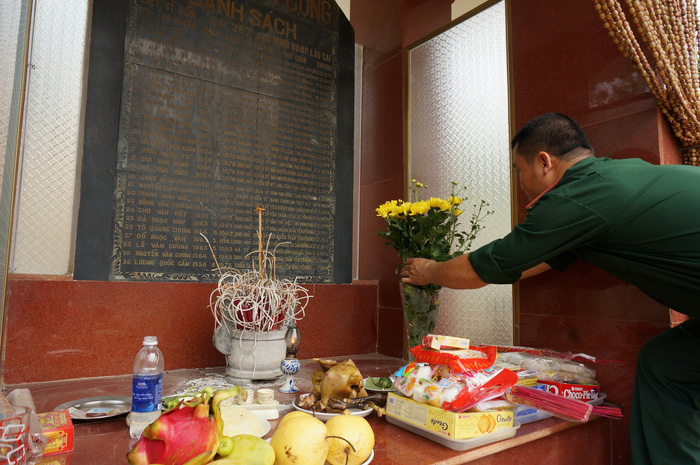 Chuẩn bị mâm cúng tưởng niệm những người lính hy sinh trong cuộc chiến tranh biên giới Việt - Trung năm 1979 ở đồn biên phòng A Mú Sung, tỉnh Lào Cai - Ảnh: NGUYỄN CÔNG THÀNH