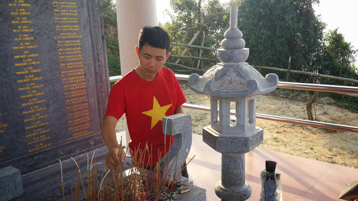 Nén nhang tưởng niệm những người lính hy sinh trong cuộc chiến tranh biên giới Việt - Trung năm 1979 ở đồn biên phòng Sì Lờ Lầu, tỉnh Lai Châu - Ảnh: NGUYỄN CÔNG THÀNH