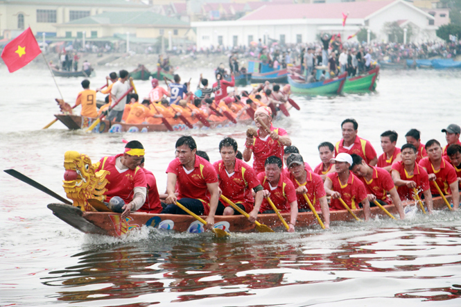 Lễ hội đua thuyền truyền thống của người dân làng Lý Hoà được tổ chức vào ngày mồng 3 Tết.