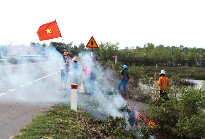 Nhân dân xã Thanh Thủy tổ chức làm vệ sinh dọc hai bên tuyến Quốc lộ 1 để vui xuân, đón Tết Nguyên đán Mậu Tuất 2018.