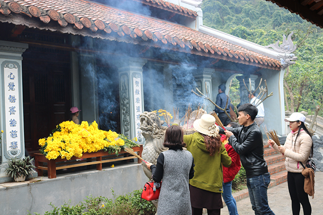 Đền thờ Công chúa Liễu Hạnh, xã Quảng Đông, huyện Quảng Trạch thu hút nhiều khách thăm viếng, dâng hương đầu năm mới.