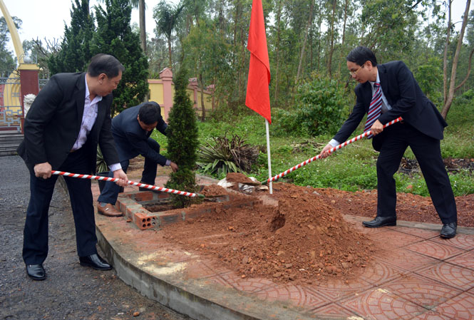 Các đồng chí lãnh đạo huyện Quảng Ninh tham gia trồng cây xanh đầu xuân trong khuôn viên Đài tưởng niệm các anh hùng liệt sỹ huyện.