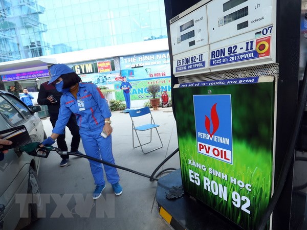 Bán xăng sinh học E5 tại cửa hàng xăng dầu của PVOIL phố Thái Thịnh, Quận Đống Đa, Hà Nội. (Ảnh: Huy Hùng/TTXVN)