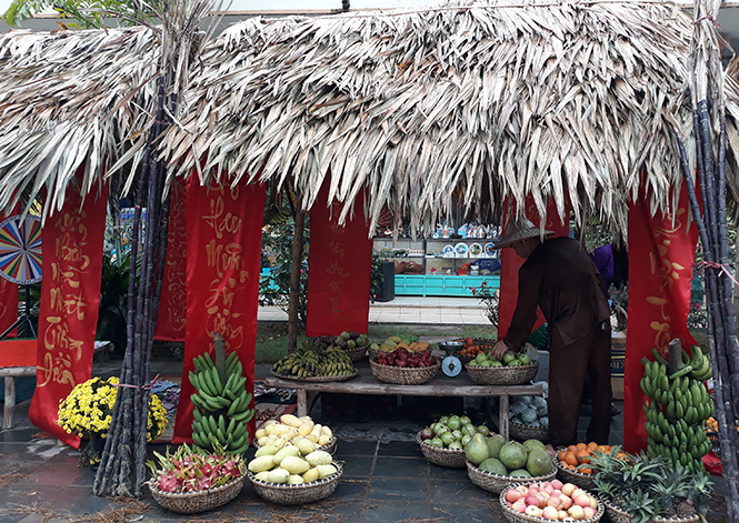 Gian hàng trái cây tại chợ quê . Ảnh: Lê Mai