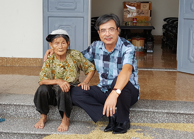 Ông Lê Hùng Phi, Chủ tịch Hội Di sản VHVN tỉnh cùng người mẹ nuôi của ông tại xã Định Tăng, Yên Định, Thanh Hóa.