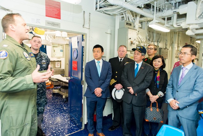 Đại sứ Phạm Quang Vinh thăm bệnh xá trên tàu sân bay USS George H.W.Bush. (Ảnh: Đoàn Hùng/TTXVN)