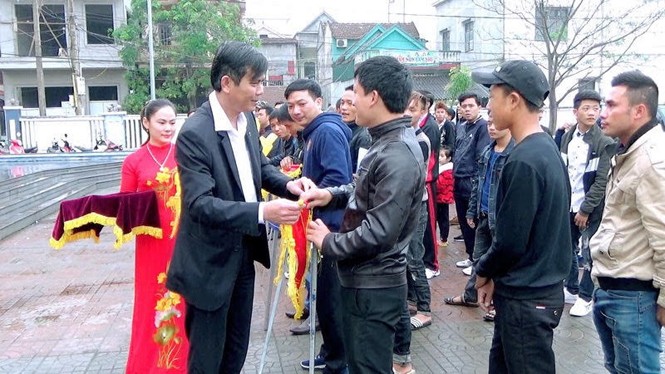 Đồng chí Trần Thắng, Bí thư Thị uỷ Ba Đồn tặng cờ lưu niệm cho các đội vật