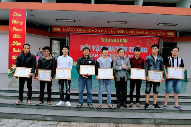 Ban Tổ chức trao giải nhất toàn đoàn cho đội phường Quảng Long        