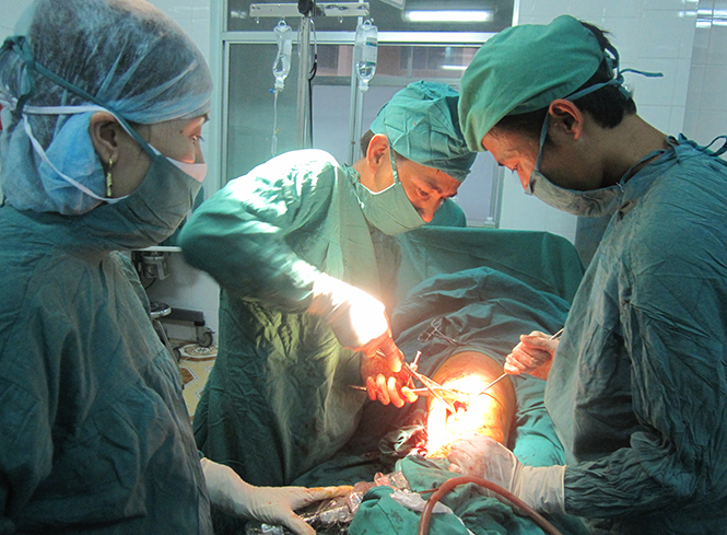 Các bác sĩ Bệnh viện đa khoa khu vực Bắc Quảng Bình đang tiến hành phẫu thuật kết hợp xương cho người bệnh.