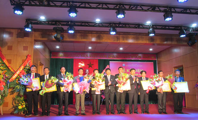 Thừa ủy quyền của Chủ tịch nước, đồng chí Nguyễn Hữu Hoài trao bằng công nhận danh hiệu Thầy thuốc ưu tú cho các cá nhân.