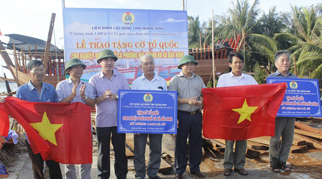 LĐLĐ tỉnh trao cờ tổ quốc cho đoàn viên nghiệp đoàn nghề cá Bảo Ninh và Hải Thành.
