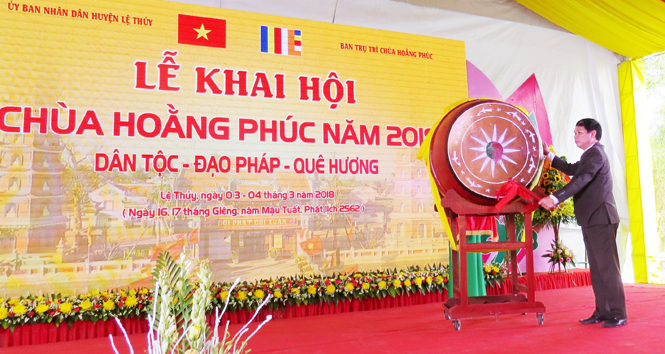 Đồng chí Nguyễn Quang Năm, Bí thư Huyện ủy đánh trống khai hội Chùa Hoằng Phúc năm 2018.