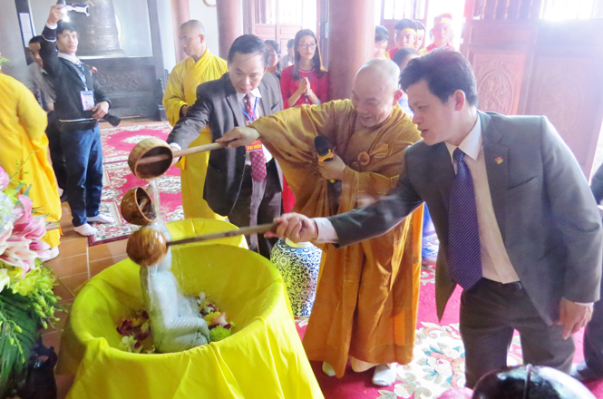 Lãnh đạo huyện Lệ Thủy thực hiện nghi lễ tắm tượng Phật.