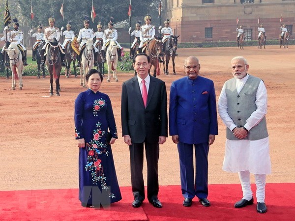 Chủ tịch nước Trần Đại Quang và Phu nhân với Tổng thống Ấn Độ Ram Nath Kovind và Thủ tướng Narendra Modi tại lễ đón. (Ảnh: Nhan Sáng/TTXVN)