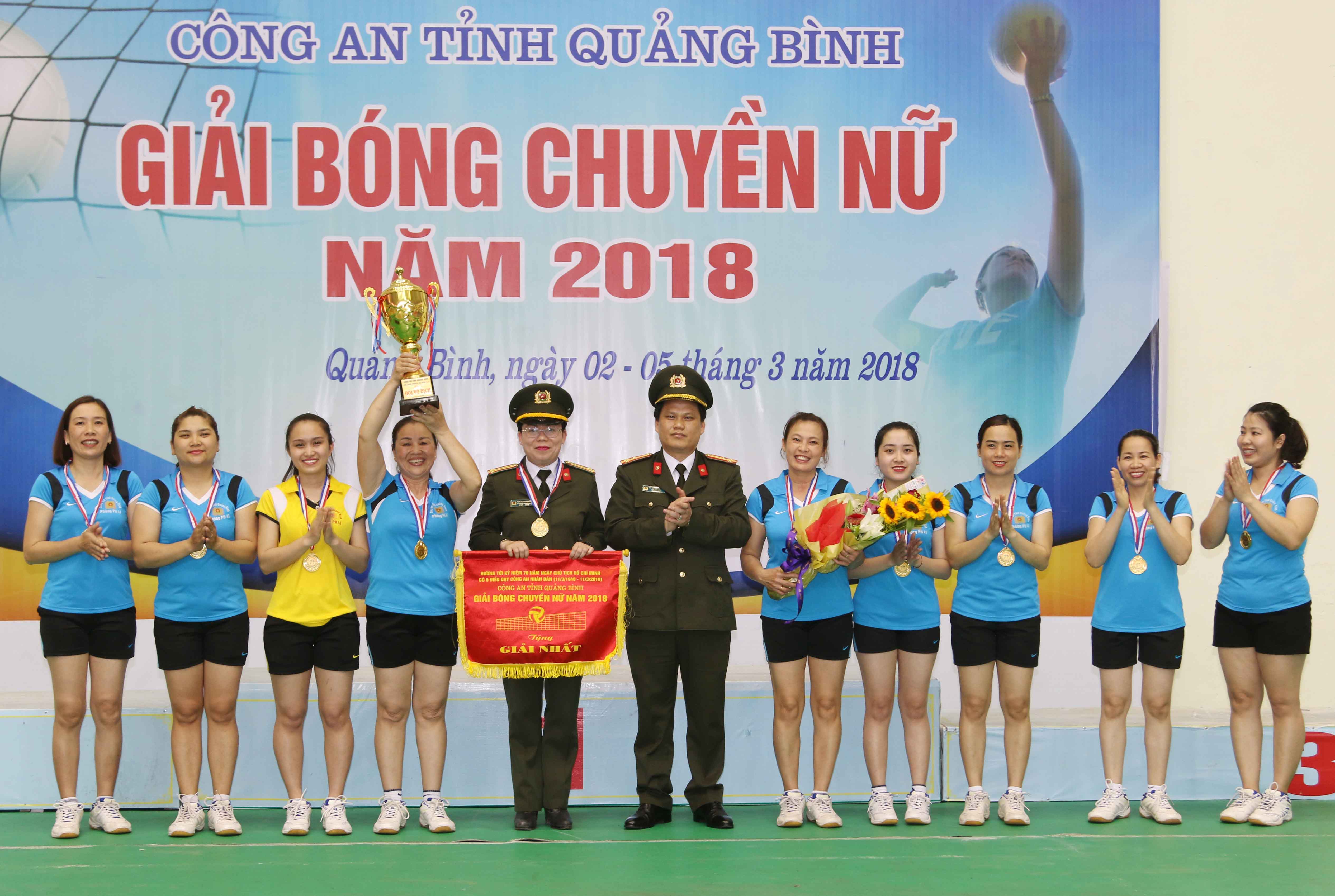 Lãnh đạo Công an tỉnh trao giải nhất, cúp vô địch cho đội bóng nữ Phòng Hậu cần - Kỹ thuật Công an tỉnh