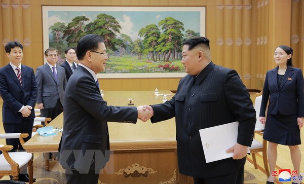 Nhà lãnh đạo Triều Tiên Kim Jong-un (giữa, phải) trong cuộc gặp với đoàn đặc phái viên Tổng thống Hàn Quốc Moon Jae-in, do Chánh Văn phòng an ninh quốc gia Phủ Tổng thống Chung Eui-yong (giữa, trái) dẫn đầu, tại Bình Nhưỡng. (Nguồn: Yonhap/TTXVN)