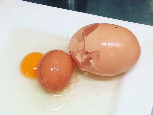  Quả trứng gà nhỏ khác nằm trong quả trứng gà lớn. (Nguồn: Facebook)