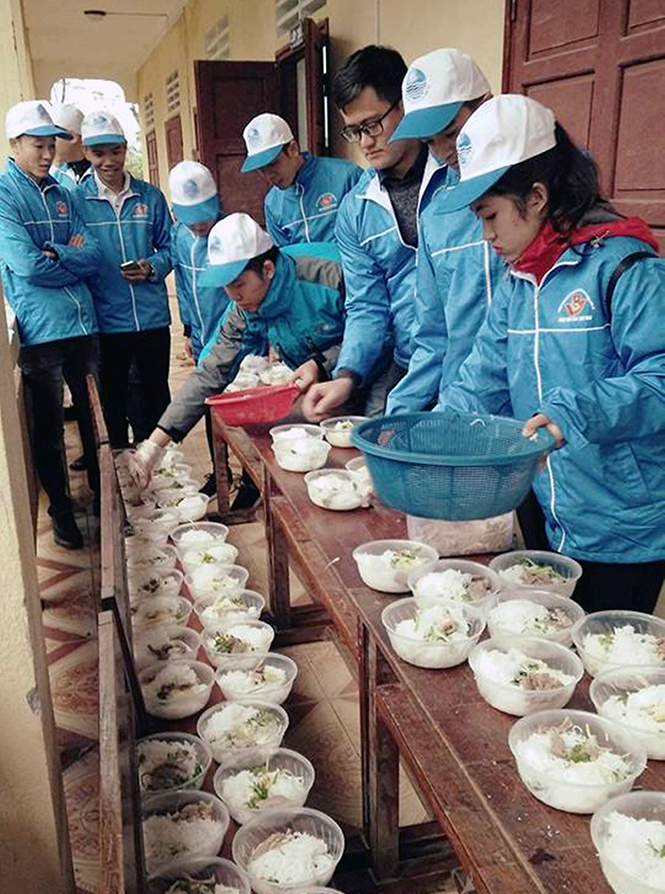 Đoàn viên thanh niên phường Bắc Lý chuẩn bị bữa trưa cho các em học sinh ở bản Mò O Ồ Ồ.