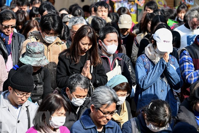 Người dân Nhật Bản tưởng niệm các nhân thảm họa động đất và sóng thần tại Tokyo. (Nguồn: AFP/TTXVN)