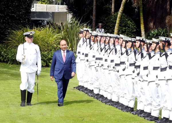 Thủ tướng Nguyễn Xuân Phúc duyệt đội danh dự tại lễ đón. (Ảnh: Thống Nhất/TTXVN)