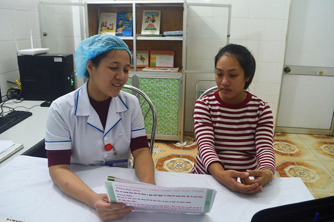 Trung tâm Dân số-KHHGĐ huyện Quảng Trạch tích cực phối hợp với Bệnh viện đa khoa Bắc Quảng Bình trong khám, tư vấn sàng lọc trước sinh và sơ sinh cho phụ nữ mang thai.