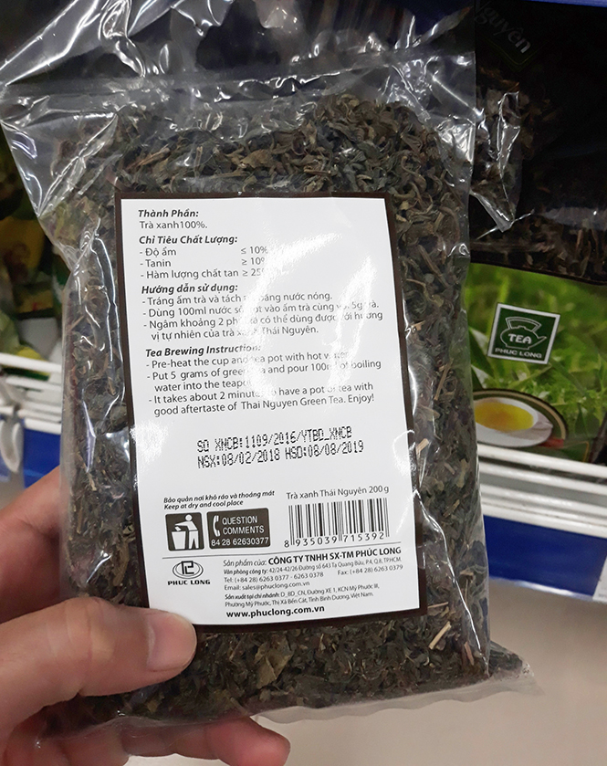 Trà xanh TN được bày bán trong siêu thị được ghi đầy đủ các thông tin về sản phẩm theo quy định.