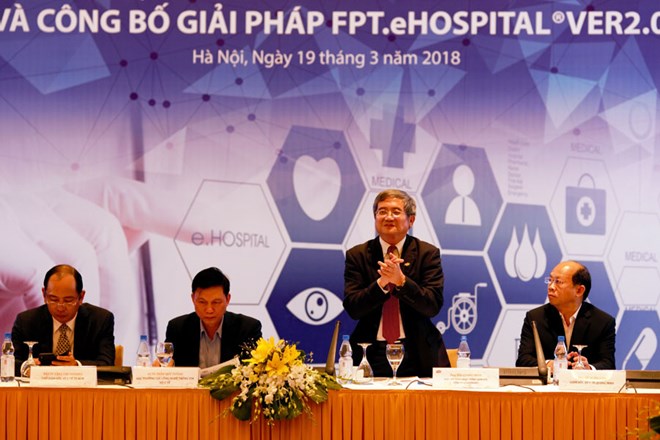 Ông Bùi Quang Ngọc, Tổng giám đốc FPT (đứng) cho hay đã có hơn 200 bệnh viện, cơ sở y tế sử dụng giải pháp công nghệ do FPT phát triển. (Ảnh: CTV/Vietnam+)