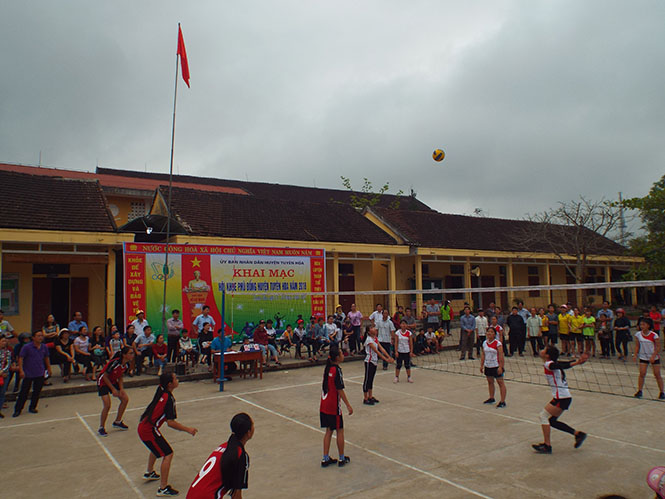 Thi đấu môn bóng chuyền nữ tại Hội khỏe phù đổng huyện Tuyên Hóa năm 2018