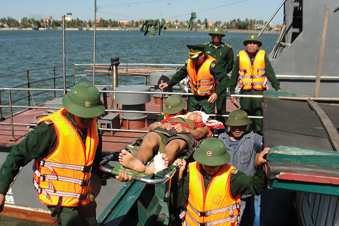 Lực lượng BĐBP cứu hộ thuyền viên tàu cá xa bờ gặp nạn trên biển.