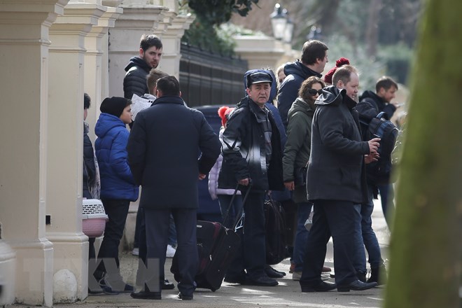 Các nhà ngoại giao Nga và gia đình rời Đại sứ quán Nga ở London, Anh. (Nguồn: AFP/TTXVN)