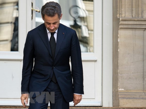 Cựu Tổng thống Pháp Nicolas Sarkozy rời một tòa nhà tại Paris ngày 25-3-2013. (Nguồn: AFP/ TTXVN)