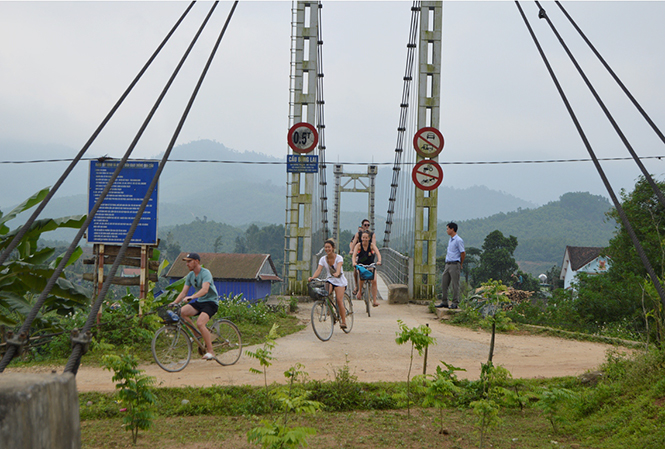 Khách du lịch nước ngoài khám phá các làng quê ở vùng di sản Phong Nha – Kẻ Bàng bằng xe đạp.