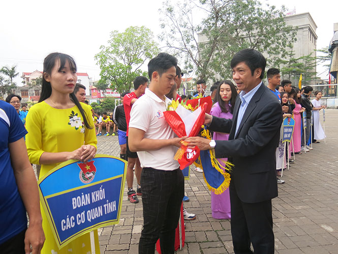 Đồng chí Nguyễn Công Huấn, Ủy viên Ban Thường vụ, Trưởng Ban Dân vận Tỉnh ủy tặng hoa và cờ lưu niệm cho các đội tham gia giải