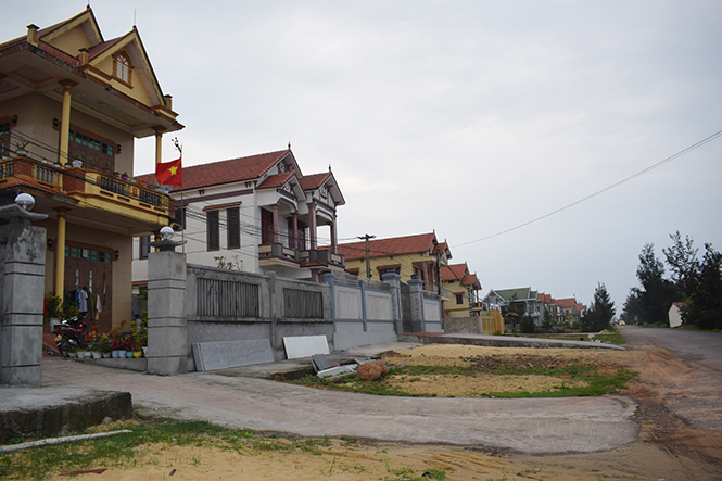 Nhờ xuất khẩu lao động, thôn Nhân Quang, xã Nhân Trạch ngày càng có nhiều ngôi nhà cao tầng khang trang.