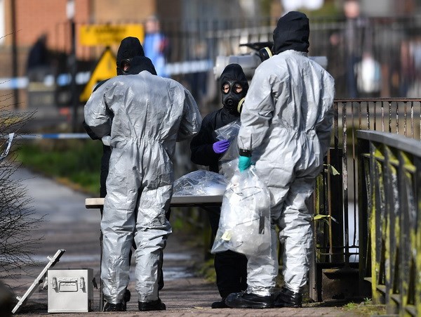Cảnh sát Anh thu thập các bằng chứng sau vụ cựu điệp viên hai mang người Nga Sergei Skripal cùng con gái bị đầu độc tại thành phố Salisbury ngày 16-3. (Nguồn: AFP/TTXVN)