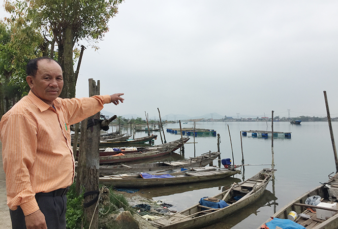 Ông Nguyễn Cương Quyết, Trưởng thôn Đông Thành, xã Quảng Minh ngao ngán trước tình trạng các tàu hút cát hoạt động trái phép.