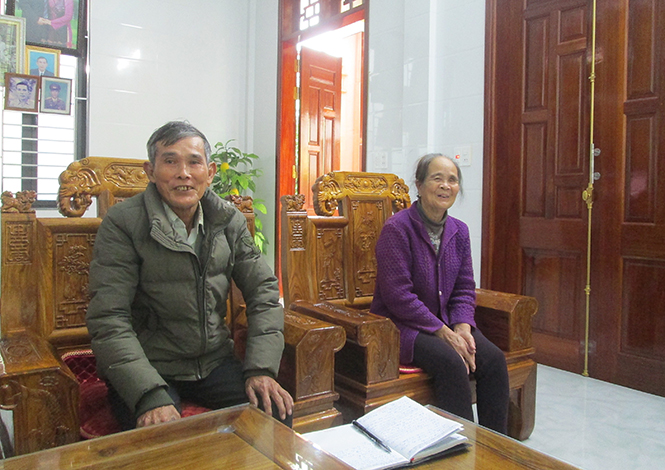 Vợ chồng ông Lê Văn Lục trong ngôi nhà khang trang do con cháu đi xuất khẩu lao động ở nước ngoài góp tiền xây dựng.